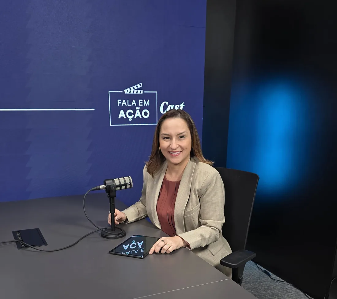 Sonia Campos no estúdio do Fala em Ação Cast